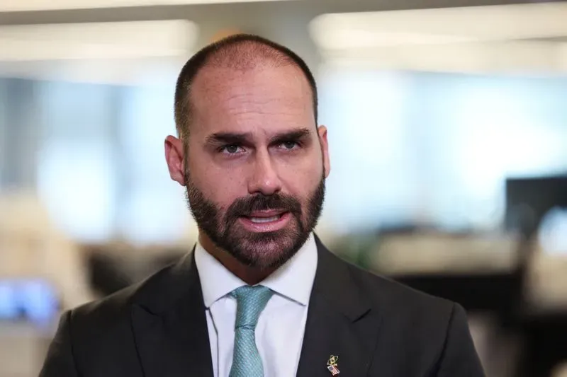 O que muda para Eduardo após EUA concederem green card ao ex-deputado