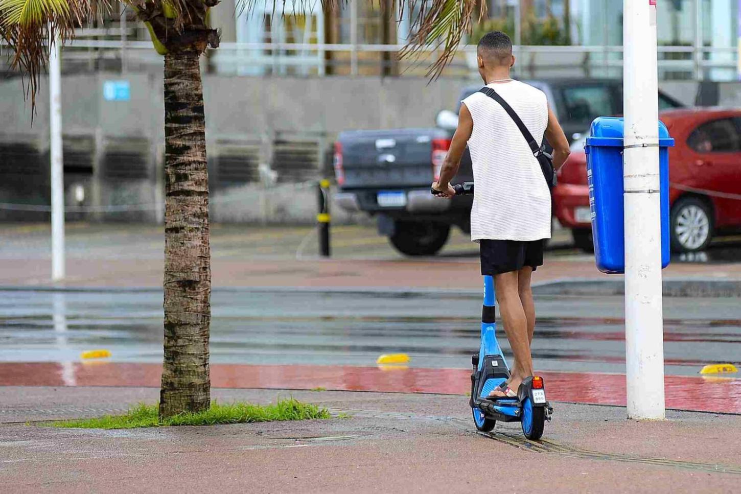 Patinetes elétricos completam um ano de operação regulamentada em Salvador com mais de 500 mil viagens realizadas
