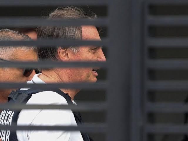 PF faz buscas na casa de Bolsonaro à procura de armas