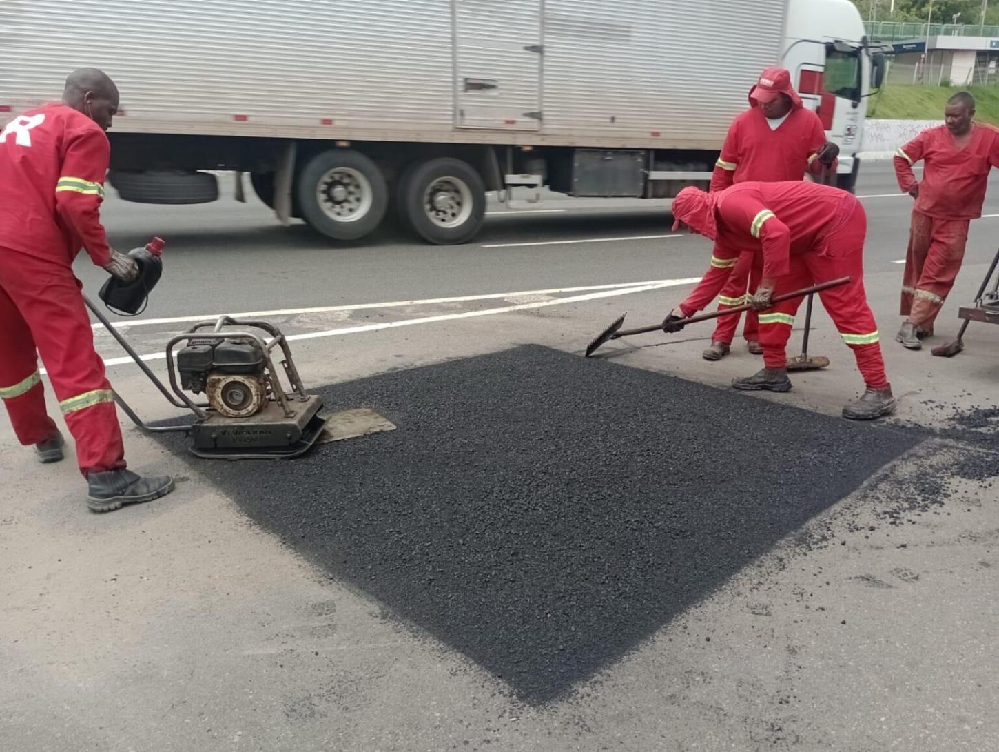 Prefeitura realiza operação permanente de manutenção urbana em Salvador com ações preventivas e corretivas