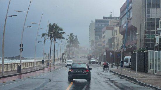 Tempo vira na Bahia: Salvador e dezenas de cidades entram em alerta para temporais com raios e ventos de até 60 km/h