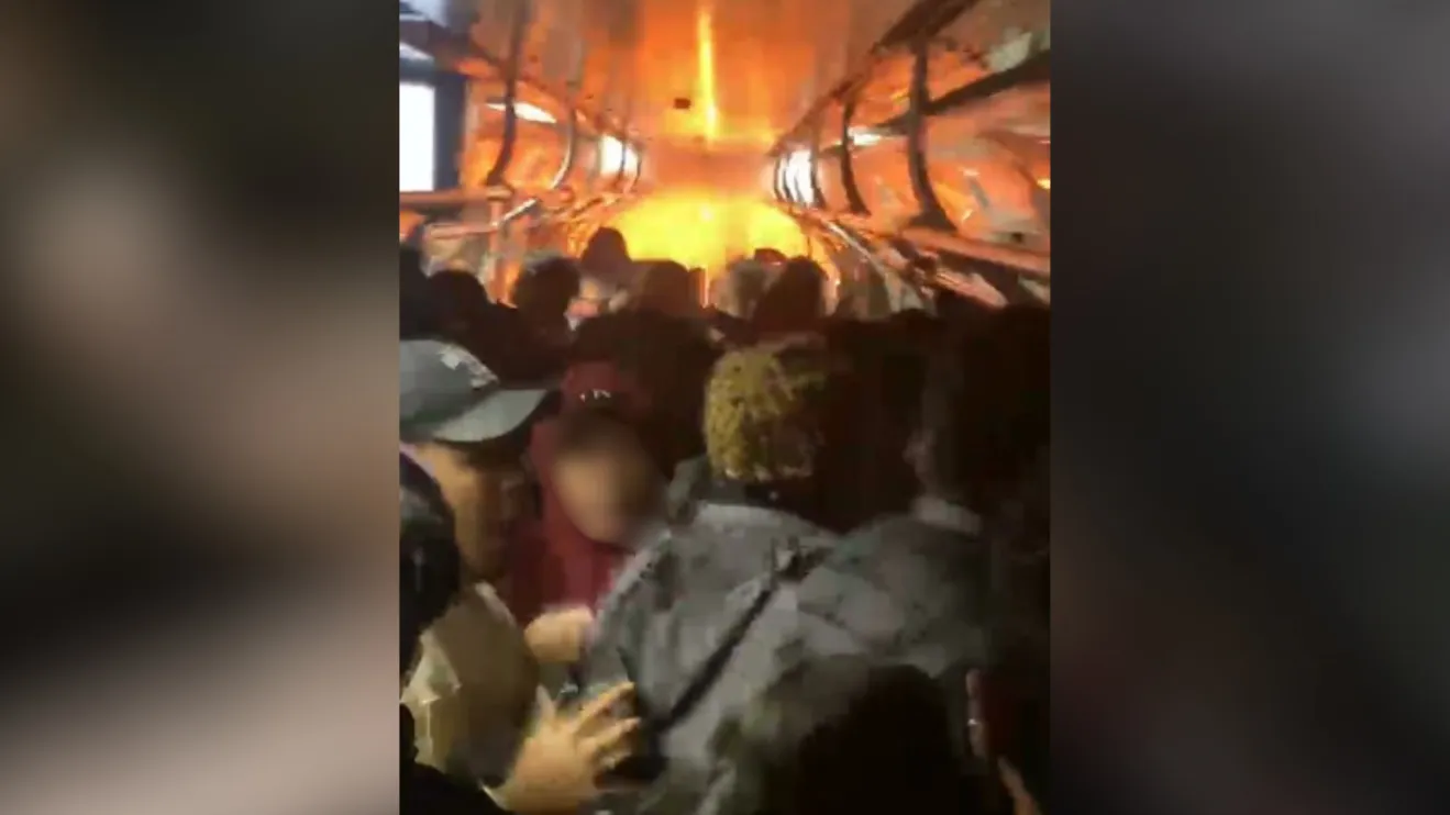 Trem pega fogo no Centro de SP e passageiros andam nos trilhos