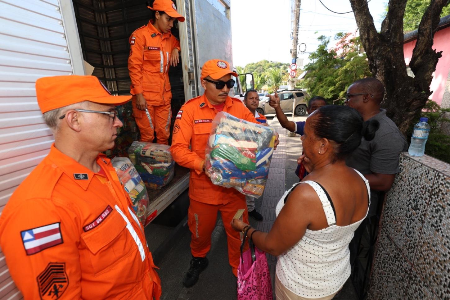Estado entrega cestas básicas para famílias afetadas por desastre ambiental em São Tomé de Paripe