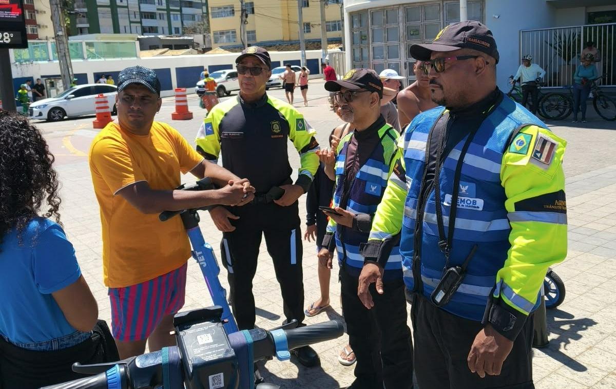 Fiscalização no Farol da Barra reforça regras para uso de patinetes elétricos em Salvador