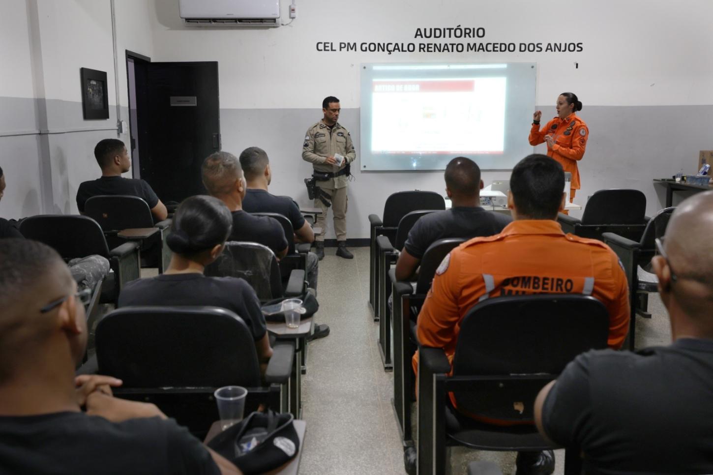 Policiais militares são capacitados para conduzir cães em buscas por pessoas desaparecidas