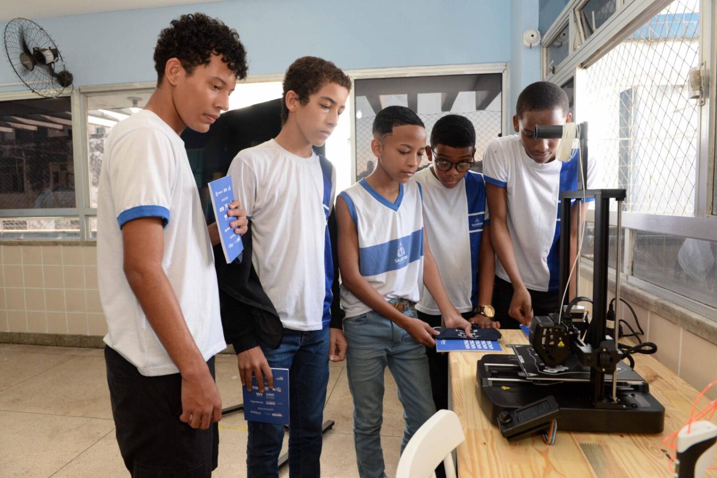 Projeto Engenhoka leva robótica e artes visuais a estudantes de escola municipal de Salvador