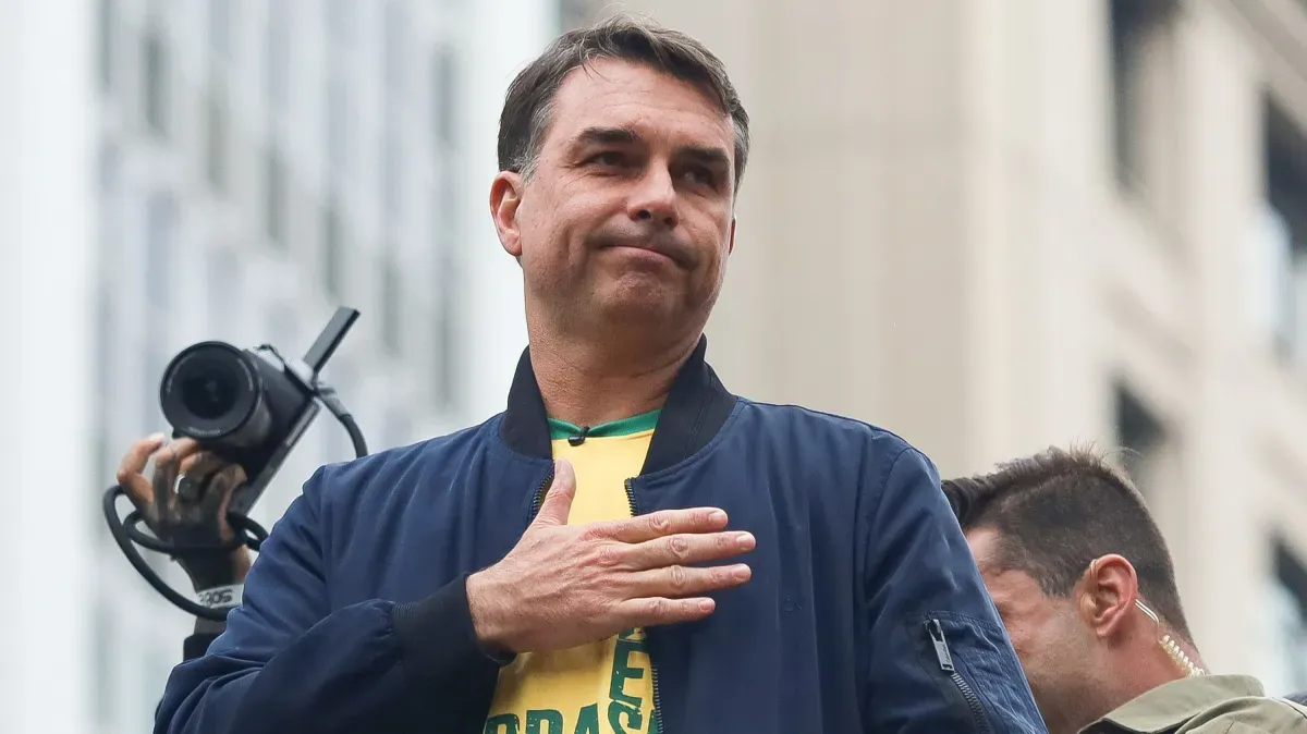 China põe vitória de Flávio no radar e monitora suas 