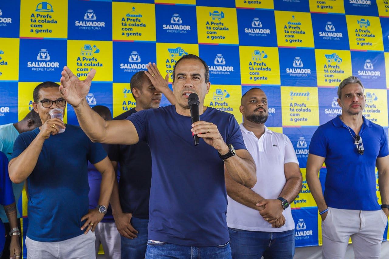 Prefeito de Salvador entrega campo na Praia de Periperi e visita Camelódromo de Novo Horizonte