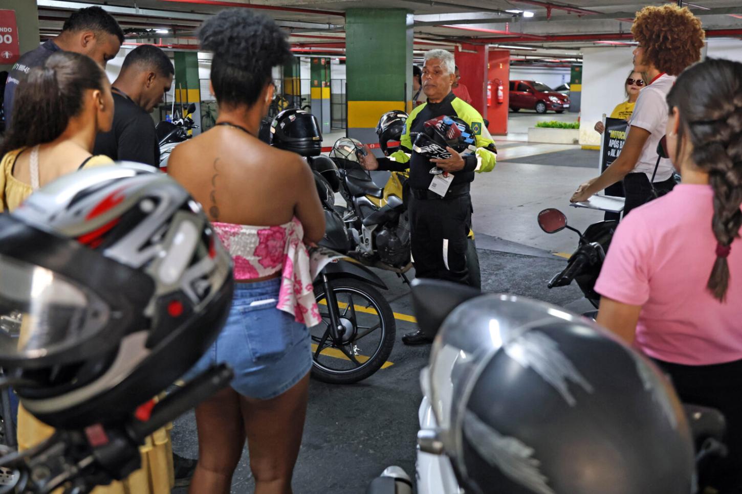 Transalvador orienta motociclistas sobre segurança viária durante ação no Center Lapa