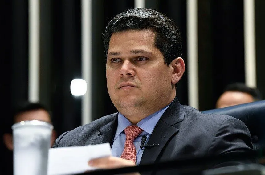 Alcolumbre não promulga PEC e oposição vê última esperança para 6x1