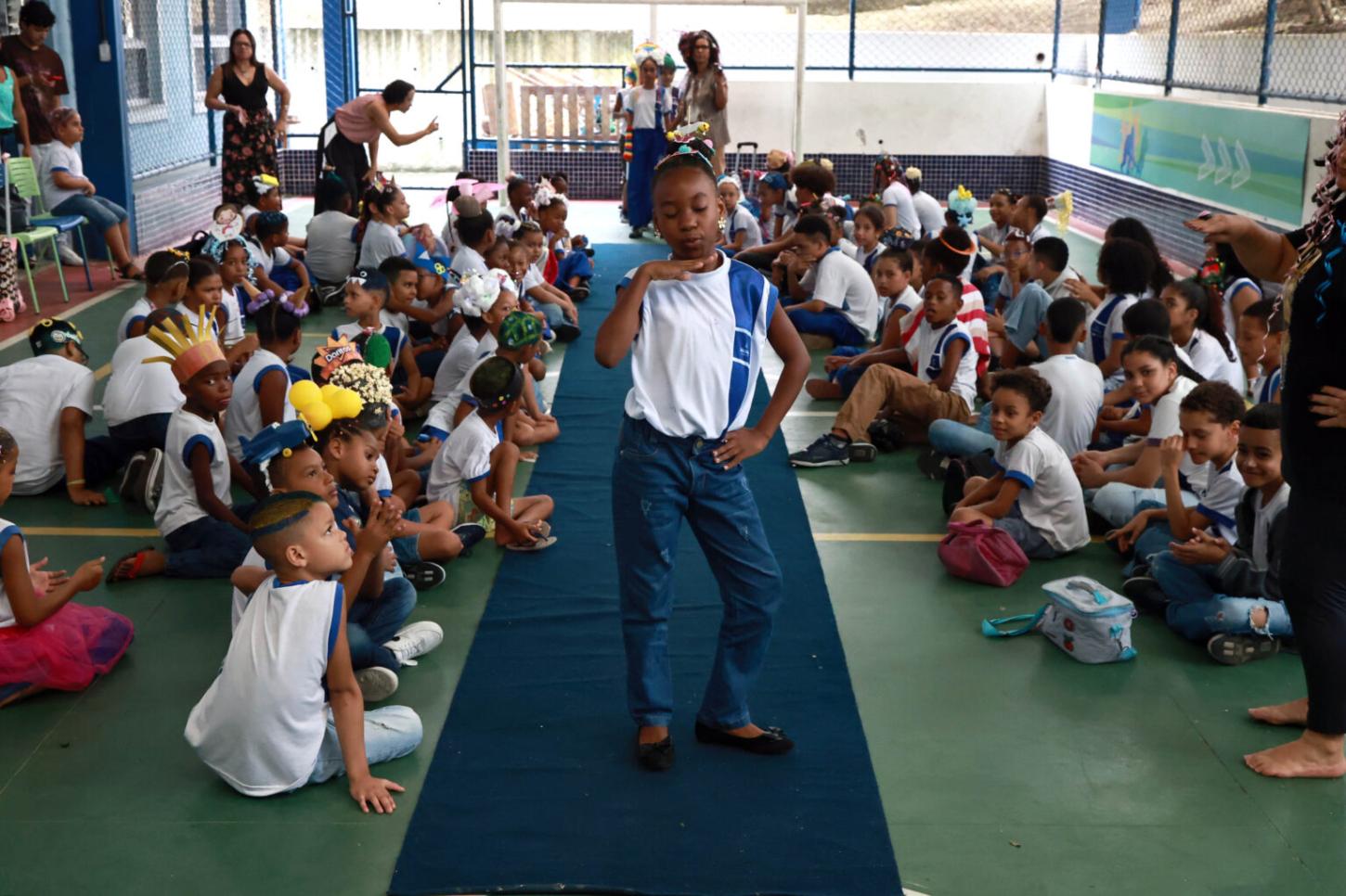 Alunos da Escola Municipal da Engomadeira participam de celebração da Semana da Criança