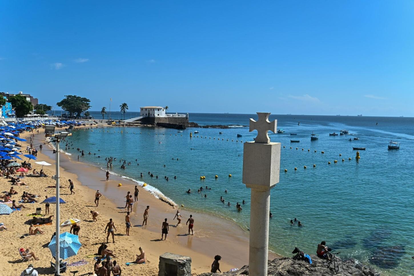 Boias de proteção completam um mês no Porto da Barra com aprovação de banhistas