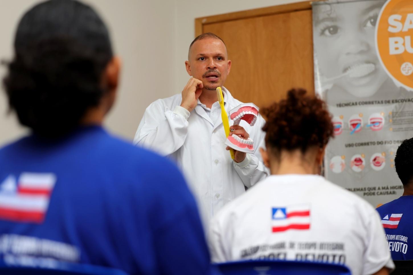 Em Salvador, Odontomóvel  disponibiliza atendimento em saúde bucal gratuito para cerca de mil estudantes da rede estadual