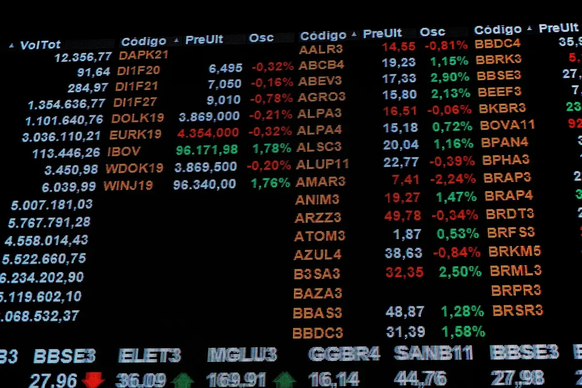 Ibovespa despenca até 17% e dólar dispara após vitória de Lula