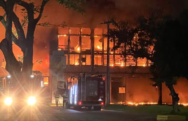 Incêndio de grandes proporções atinge prédio da UFPE em Pernambuco