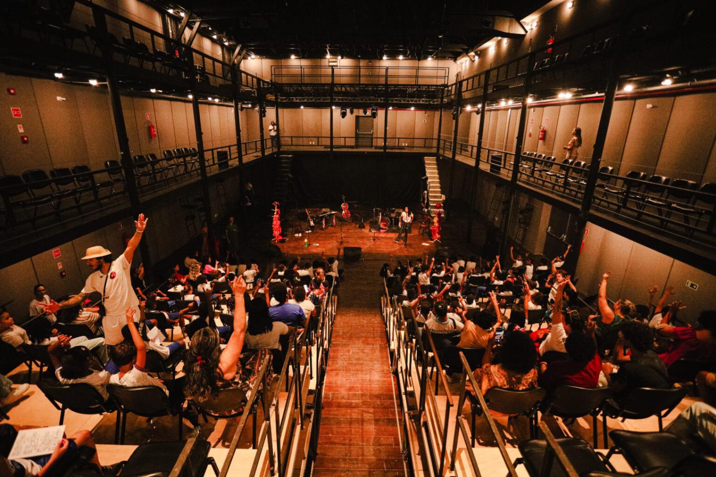 Prefeitura e Projeto Pé de Feijão levam mais de 800 crianças ao Novo Teatro Vila Velha