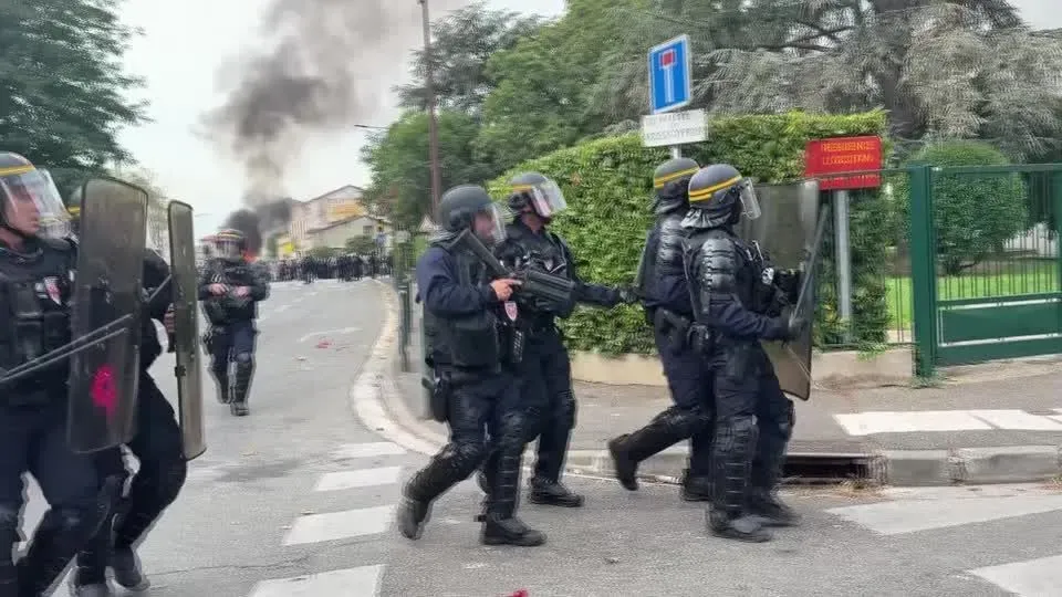 Protestos na França escalam após adolescente perder a mão em confrontos