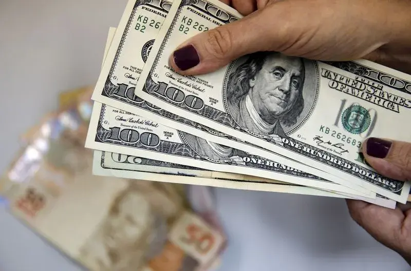 Real despenca frente ao dólar após reeleição de Lula
