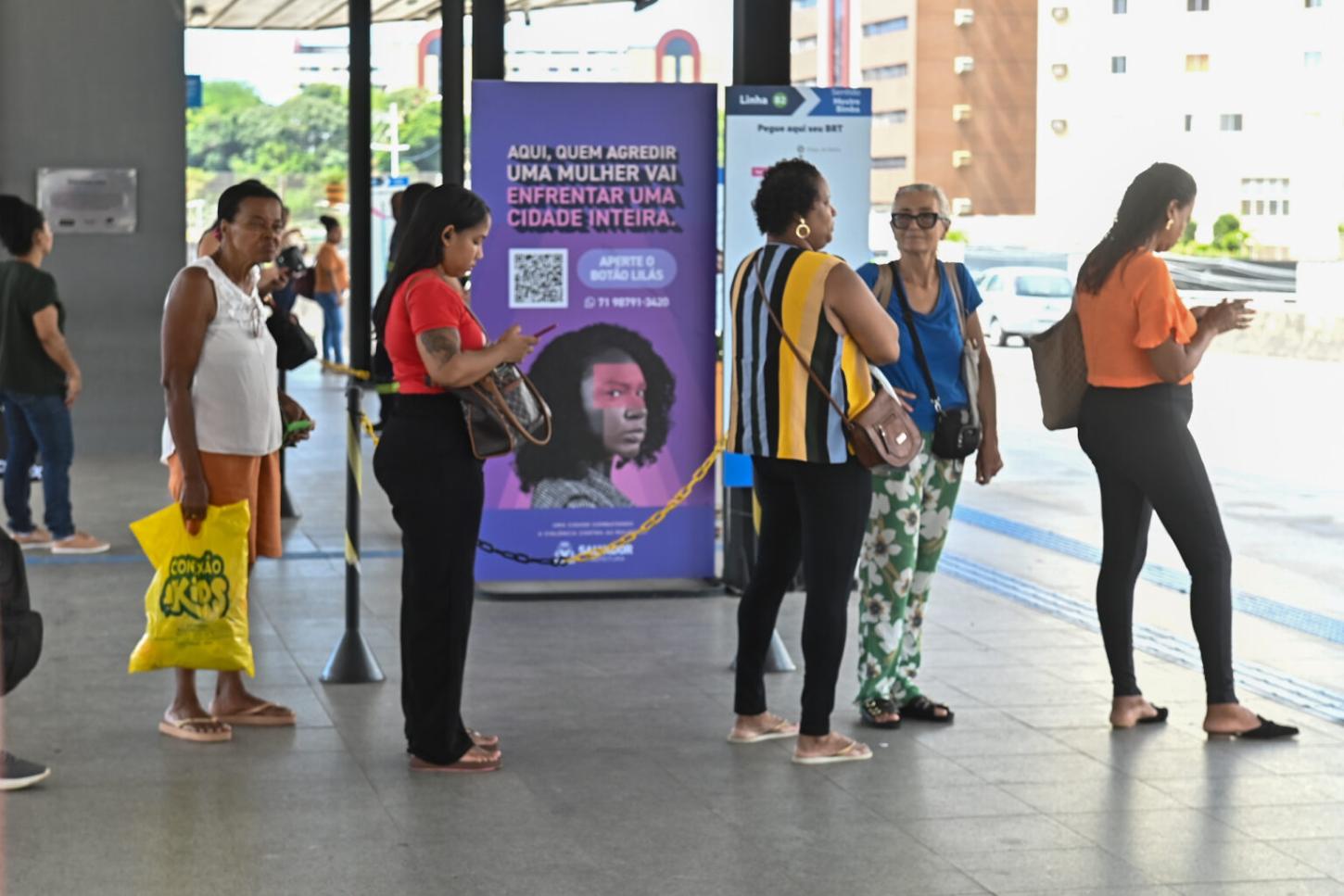 Salvador amplia acesso ao Botão Lilás em estações do BRT para atendimento a mulheres vítimas de violência