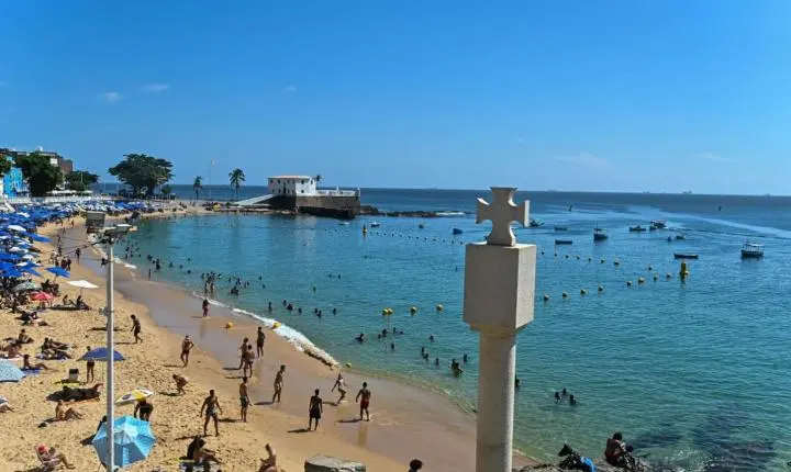 Boias de proteção completam um mês no Porto da Barra com aprovação de banhistas