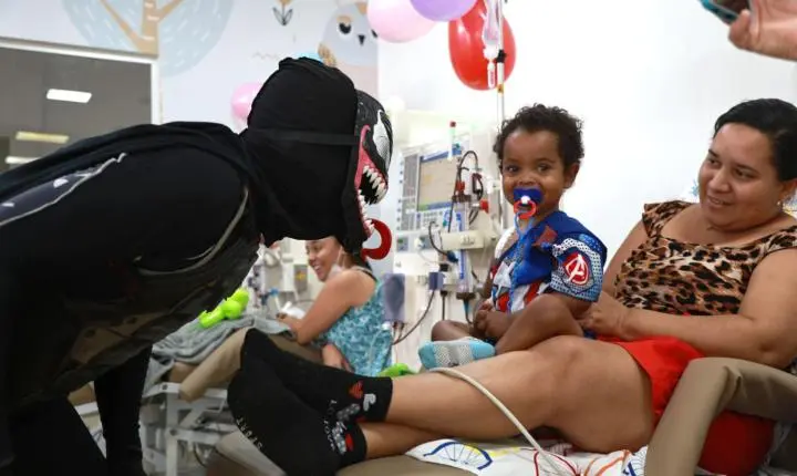 Guarda Municipal leva personagens de quadrinhos a hospital para fazer a alegria de crianças