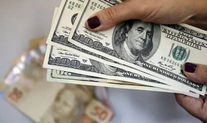 Real despenca frente ao dólar após reeleição de Lula