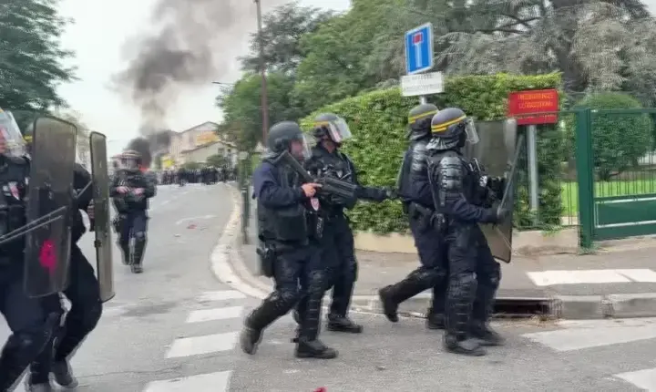 Protestos na França escalam após adolescente perder a mão em confrontos