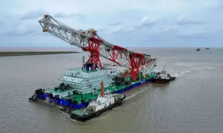O maior navio bate-estacas do mundo, com torre de 156 metros, zarpou da China e deve chegar em 45 dias para sua primeira missão internacional na Bahia