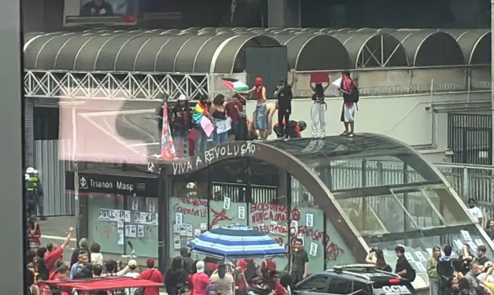 Manifestantes picham e quebram estações de metrô após ato pró-Lula