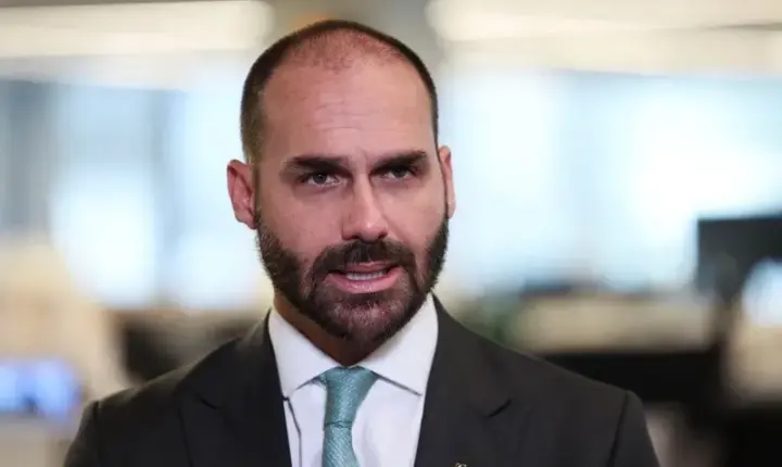 Moraes determina início da pena de Eduardo e manda cancelar passaportes