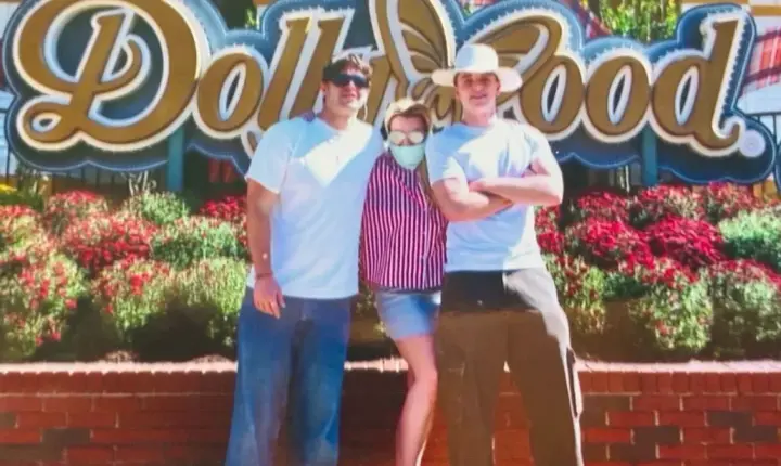 De máscara, Britney Spears visita parque de Dolly Parton com os filhos
