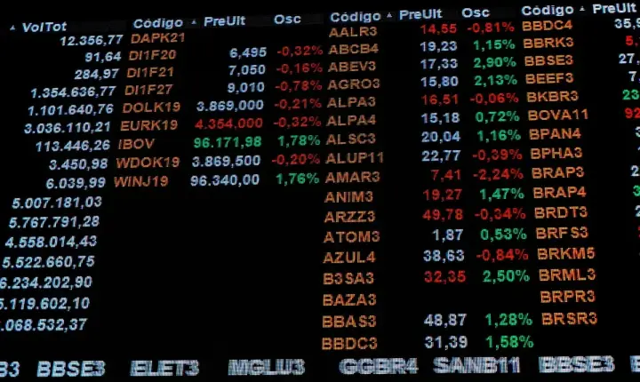 Ibovespa despenca até 17% e dólar dispara após vitória de Lula