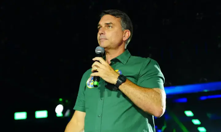 Autoridade dos EUA diz à Reuters que Flávio está a caminho do país