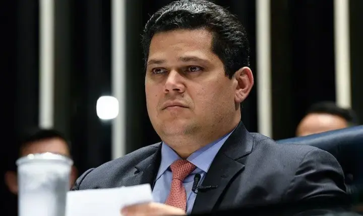 Alcolumbre não promulga PEC e oposição vê última esperança para 6x1